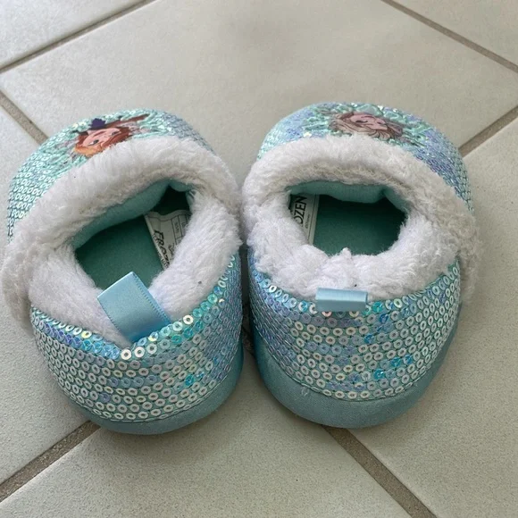 DISNEY Frozen toddler slippers. Size S (5/6) - Picture 3 of 5